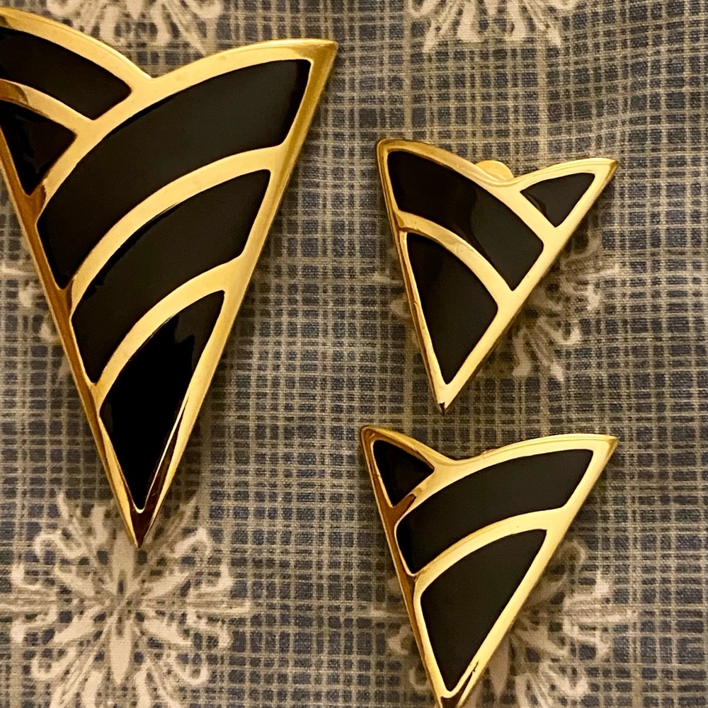 Art deco black & gold brooch and clip earrings set.